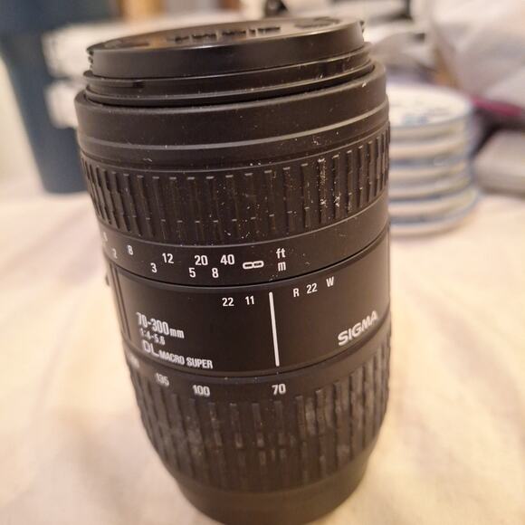 Sigma 70-300mm F4-5.6 DL Macro Camera Lens for Sigma SA/Minolta Mount Japan - Picture 1 of 5